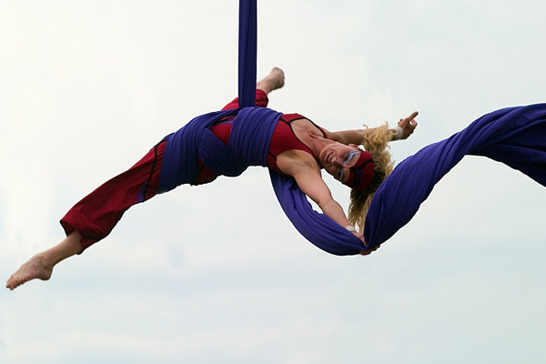 acrobatic | Canon 10D, EF 70-200 2.8, 125mm, f 4.0, 1/750s, ISO400