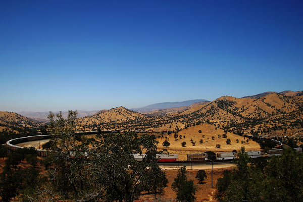 Tehachapi Loop | Canon 10D, EF 17-40 4.0, 23mm, f 4.5, 1/2000s, ISO 100