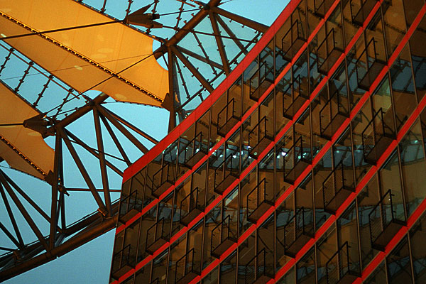Sony Center, Berlin | Canon 10D, EF 50 1.4, f 1.4, 1/45s, ISO 800