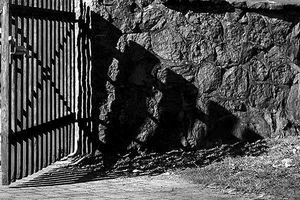 gate | Canon 10D, EF 70-200 2.8, 70mm, f 2.8, 1/750s, ISO200