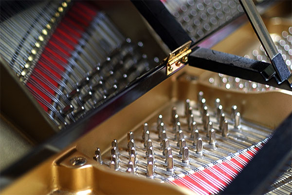 piano | Canon 10D, EF 50 1.4, f 1.8, 1/20s, ISO 400