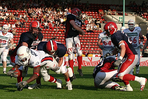 first down | Canon 10D, EF 70-200 2.8, 70mm,  f 5.6, 1/2000s, ISO400