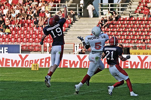 defence | Canon 10D, EF 70-200 2.8, 70mm,  f 5.6, 1/2000s, ISO400