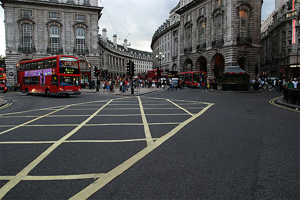 piccadilly circus | Canon 10D, EF 17-40 4.0, 17mm, f 4.0, 1/180s, ISO 400