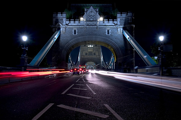 Tower Bridge, London headlightstreaks | Canon 10D, EF 17-40 4.0, 17mm, f 16, 6s, ISO 100