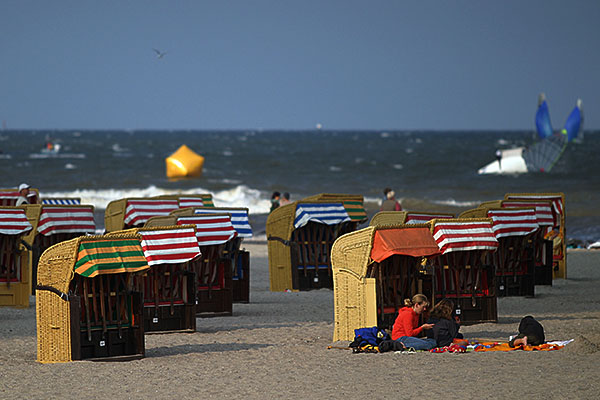closed beach chairs | Canon 10D, EF 70-200 2.8, 195mm,  f 2.8, 1/4000s, ISO200