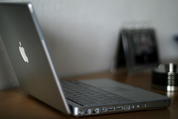 Powerbook G4 | Canon 10D, EF 50 1.4, f 1.4, 1/30s, ISO 400